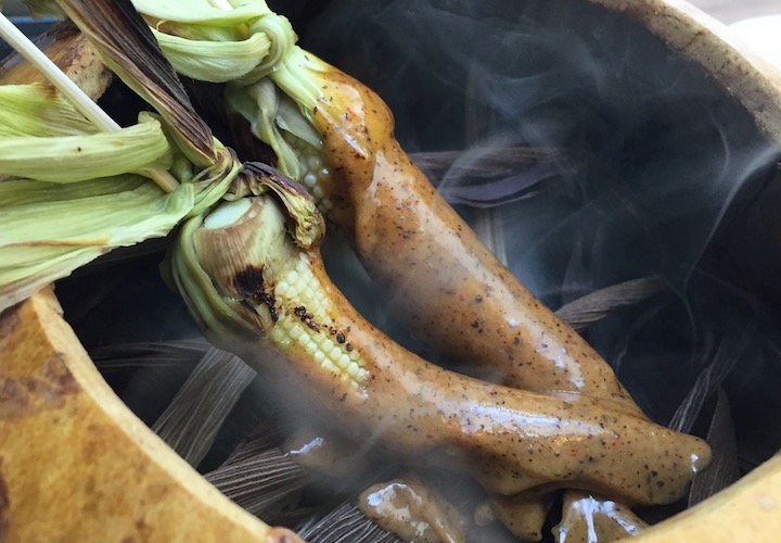 涂抹在烟熏迷你粟米上的蚂蚁蛋黄酱